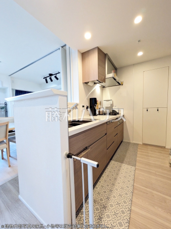 ≪キッチン≫ビルトイン食洗機は毎日の家事を軽減させてくれます。またワークトップも広々使え機能性も向上します。【ブリリアタワー聖蹟桜ヶ丘ブルーミングレジデンス】　