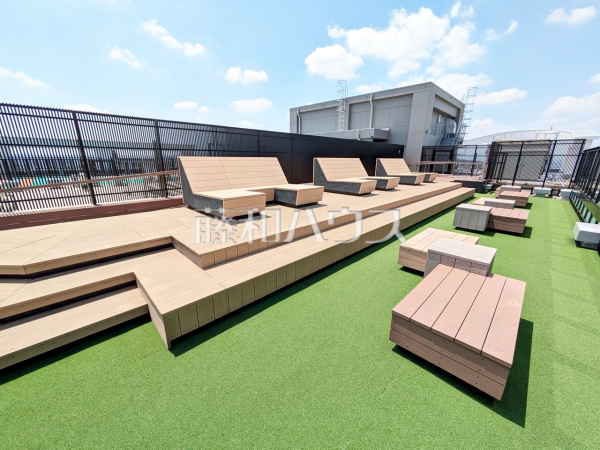 ≪スカイビューテラス≫ベンチに座り、星を眺めて過ごすなど非日常感を味わえる空間です。【ブリリアタワー聖蹟桜ヶ丘ブルーミングレジデンス】