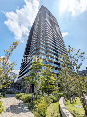 ≪外観≫利便性と、思わず深呼吸したくなる大きな空、色彩豊かな木々。この街が育んだ豊かな情景を楽しみ過ごす時が心地よいものとなるでしょう。【ブリリアタワー聖蹟桜ヶ丘ブルーミングレジデンス】 