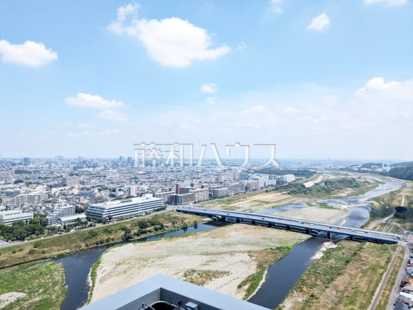 ≪スカイビューテラス眺望≫ 豊かな緑・澄んだ青い空は、四季折々の景観を楽しませてくれることでしょう。この場所から新しい家族の時間を紡いでくれます。 【ブリリアタワー聖蹟桜ヶ丘ブルーミングレジデンス】 