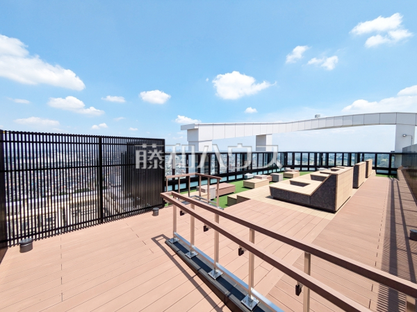 スカイビューテラス　【ブリリアタワー聖蹟桜ヶ丘ブルーミングレジデンス】ベンチに座り、星を眺めて過ごすなど非日常感を味わえる空間です。