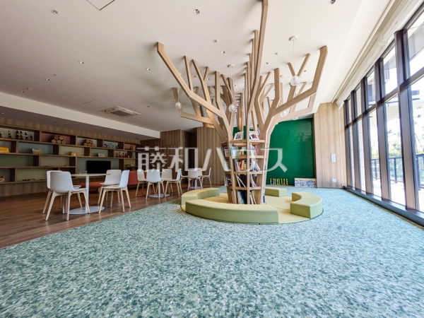 ≪キッズスペース≫天井まで伸びる大きなツリーを模した本棚が目を引くキッズスペース。【ブリリアタワー聖蹟桜ヶ丘ブルーミングレジデンス】