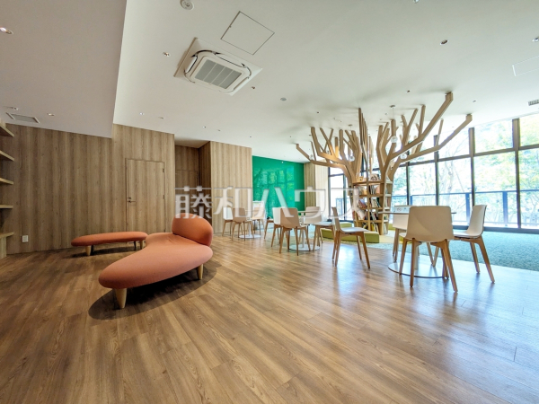 ≪キッズスペース≫　子ども達の様子を見守りながら交流を図れる大人のためのスペースも併設されています。【ブリリアタワー聖蹟桜ヶ丘ブルーミングレジデンス】