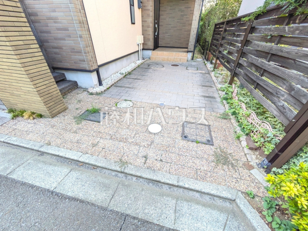 カースペース　【西東京市谷戸町２丁目】
間口も十分な幅があり、大きめの車（車種による）でもラクラク駐車していただけます。　