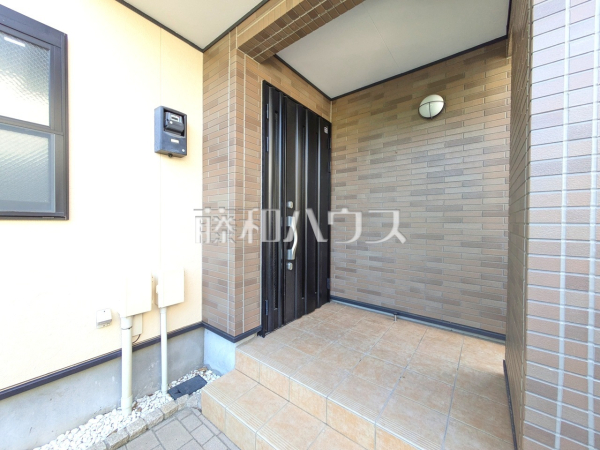 玄関　【西東京市谷戸町２丁目】
玄関はお家の顔！植栽やガーデングッズなどを利用し、お客様をお出迎えする玄関アプローチをオシャレに飾ってみてはいかがでしょうか。　