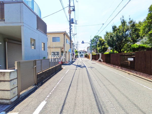 接道状況および現場風景　【杉並区松庵１丁目】 戸建住宅が立ち並ぶ住宅地。静かな時間の流れ。ゆっくりと傾きを変えていく陽の光が清楚な家々を色鮮やかに演出してくれます。 