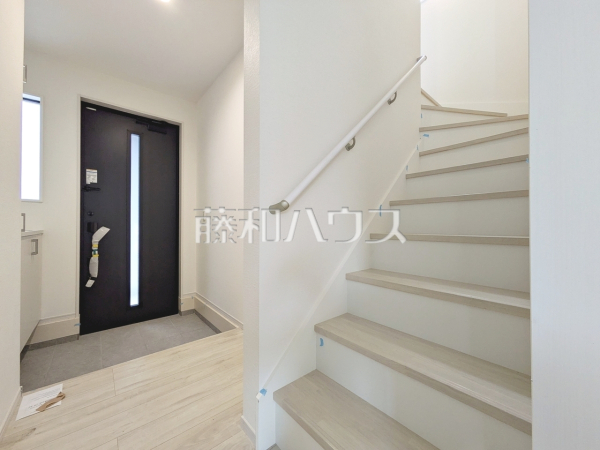 1号棟　玄関・階段　【三鷹市大沢５丁目】