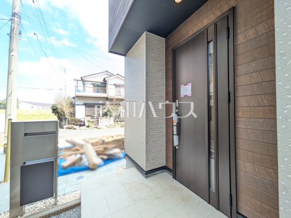 1号棟　玄関　【志木市上宗岡１丁目】 玄関はお家の顔！植栽やガーデングッズなどを利用し、お客様をお出迎えする玄関アプローチをオシャレに飾ってみてはいかがでしょうか。 