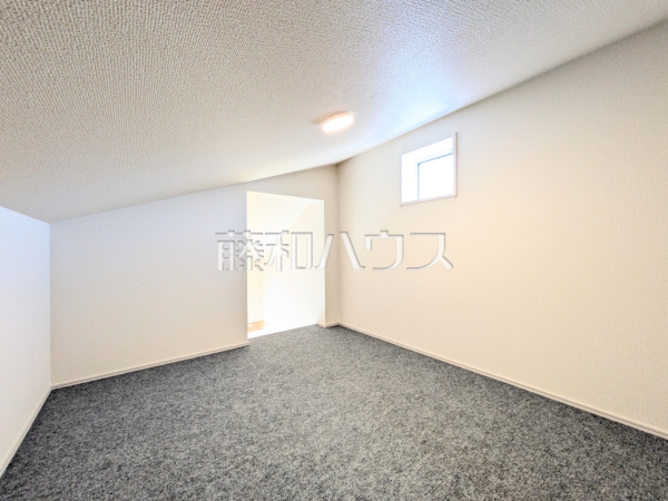 1号棟　小屋裏収納　【志木市上宗岡１丁目】小屋裏収納は、季節物やスーツケース等かさばる物の収納に役立ちます。 