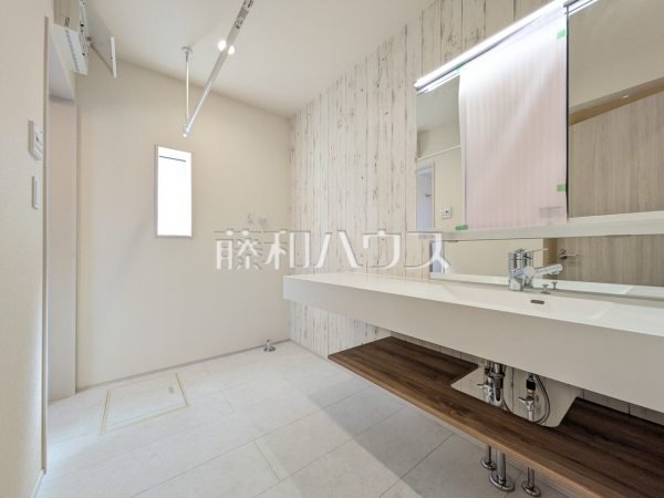 1号棟　洗面室　【志木市上宗岡１丁目】 洗面室は、急いでいる朝でも二人で使える広さになっております。 