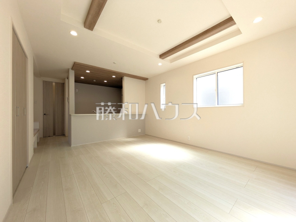 1号棟　リビング　【志木市上宗岡１丁目】たっぷりの日差しや心地良い風が入る、広々としたリビングが魅力