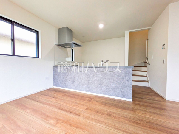  家族が集まるリビングに階段を設ける事で、自然と家族のコミュニケーションが広がります。 【所沢市小手指元町３丁目】