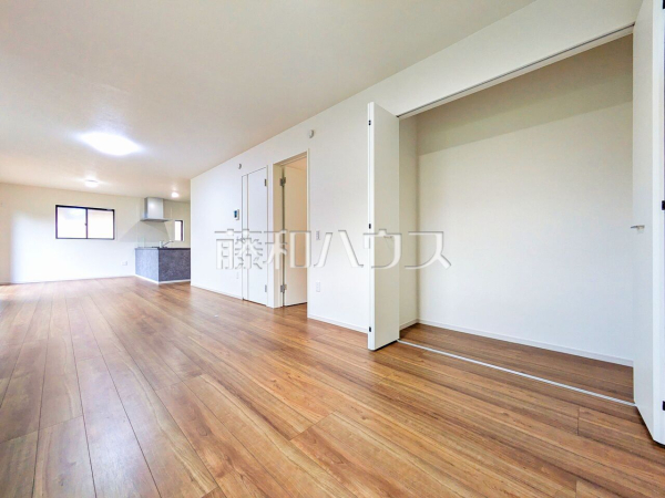  採光溢れるリビングで、家族団らんのひと時をお過ごし下さい。 　【所沢市小手指元町３丁目】