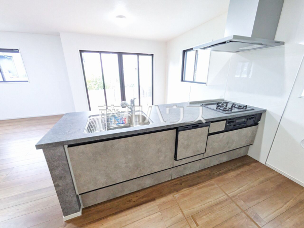  会話の弾む対面キッチンは自然とご家族の中心に。家族団らんの時間が増えることでしょう。 【所沢市小手指元町３丁目】