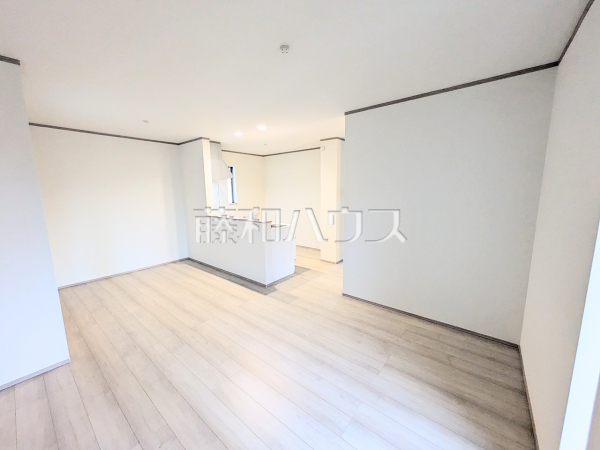 2-3号棟　道路や外からの視線が届きにくい、プライバシー性の高いリビングでゆっくりと寛ぐことができます。 　【志木市本町３丁目】