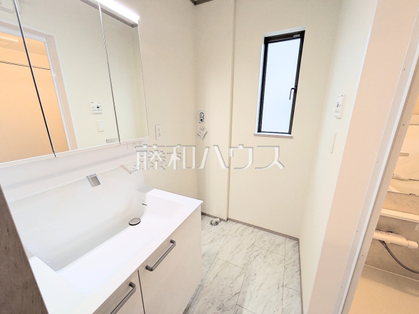 2-3号棟　浴室は湿気がたまりやすいですが、窓があるだけで換気もできてカビ対策にもなるので嬉しいですね。 　【志木市本町３丁目】