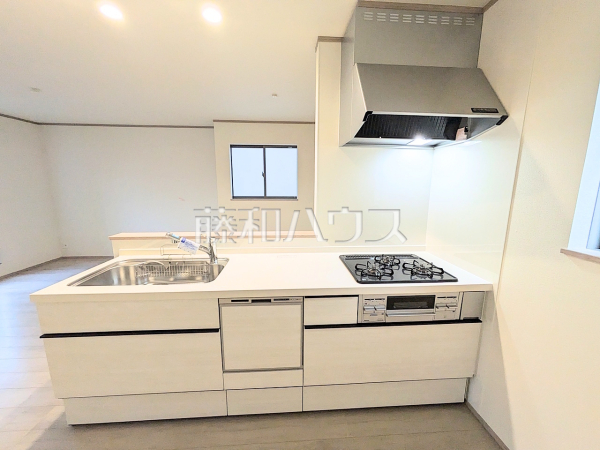 2-3号棟　使いやすくスタイリッシュなシステムキッチンには、毎日お使いになる方の視点が存分に活かされています。 　【志木市本町３丁目】