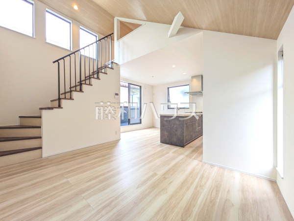 リビング　【西東京市芝久保町１丁目】