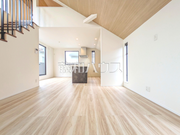 リビング　【西東京市芝久保町１丁目】