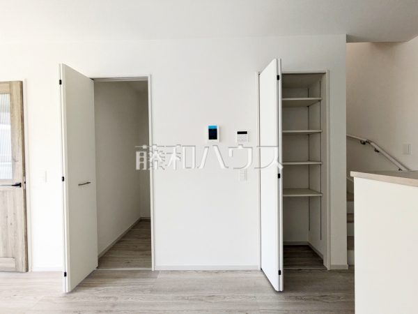 1号棟　リビング収納・パントリー(右)　【福岡市南区中尾２丁目】
