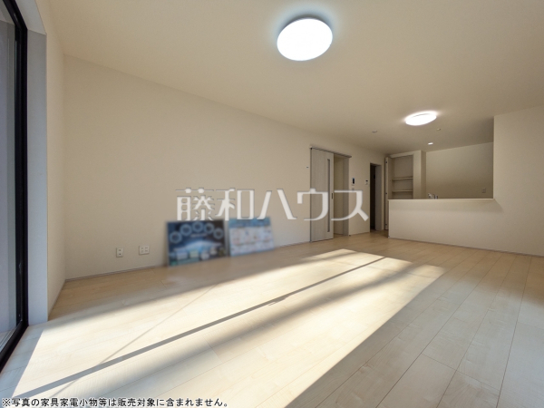 リビング　【八王子市元八王子町１丁目】