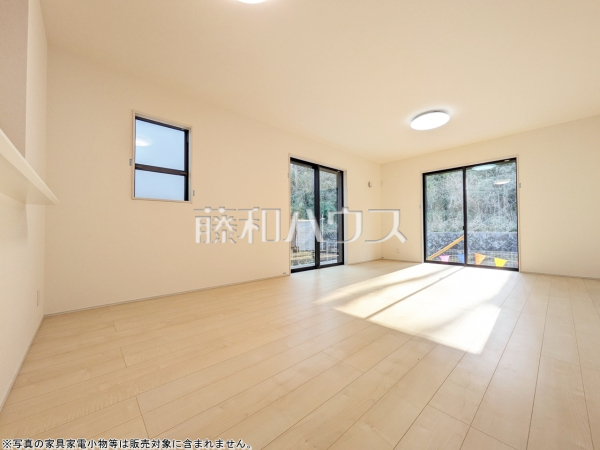 リビング　【八王子市元八王子町１丁目】