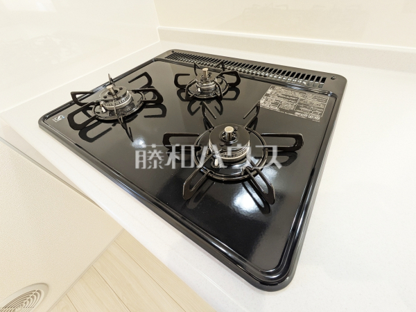 ≪1号棟　キッチン≫フラットな表面で汚れも拭きとりやすく、お掃除が簡単な3口ガラストップコンロ　【府中市北山町２丁目】