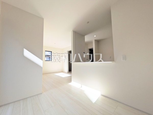 ≪1号棟　リビング≫ナチュラルな色を基調とした落ち着きのあるリビングダイニングは、リラックスできる癒し空間です。　【府中市北山町２丁目】