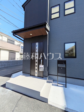 ≪1号棟　玄関≫玄関はお家の顔！植栽やガーデングッズなどを利用し、お客様をお出迎えする玄関アプローチをオシャレに飾ってみてはいかがでしょうか。　【府中市北山町２丁目】