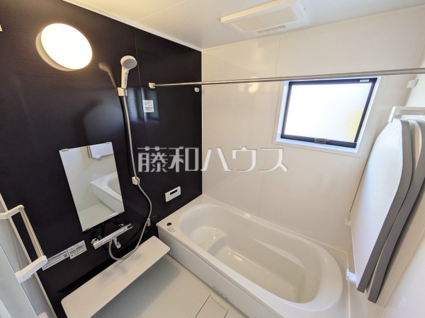 ≪1号棟　浴室≫ゆったり寛げる1坪タイプのユニットバス。疲れたからだを癒してあげてください。　【府中市北山町２丁目】