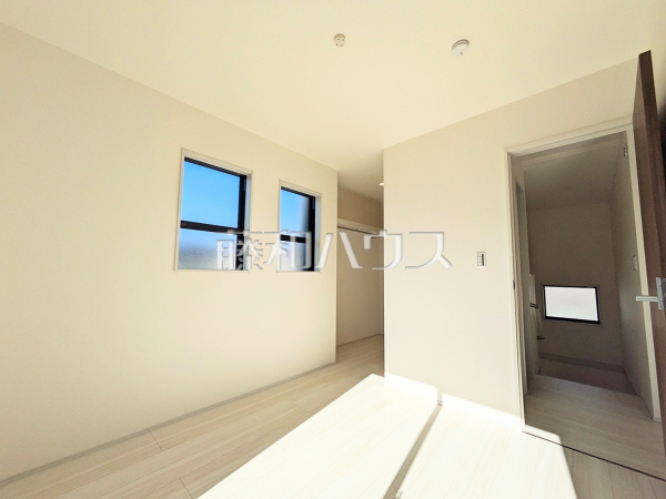 ≪1号棟　居室≫各部屋に収納も完備されるため、部屋もしっかり片付きそうですね♪【府中市北山町２丁目】