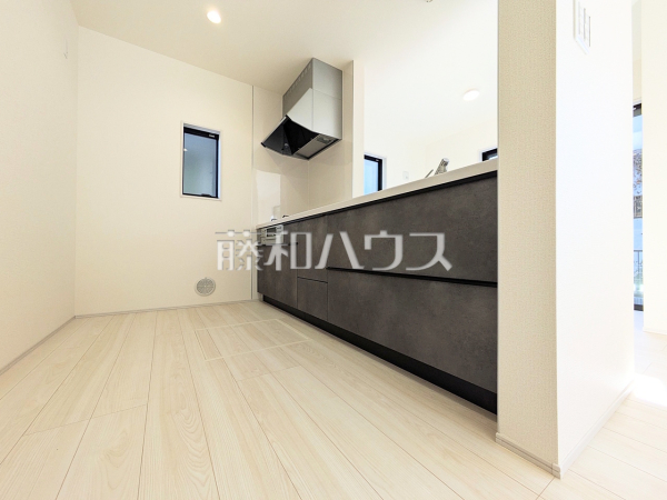 ≪1号棟　キッチン≫窓のある明るい空間！対面式なのでコミュニケーションの取りやすいキッチンです☆　【府中市北山町２丁目】