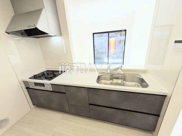 ≪1号棟　キッチン≫明るい陽光に満たされる心地よいキッチンで、気持ちよくお料理ができます。【府中市北山町２丁目】