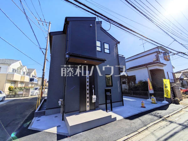 ≪1号棟　外観≫並列2台駐車可能なカースペース（車種による）は、車を置かない際には自転車を置いたり、フリースペースとしても有効活用できます。【府中市北山町２丁目】