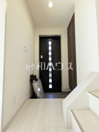 ≪1号棟　玄関≫自然光を取り入れ明るい空間になるよう設計された玄関です。　【府中市北山町２丁目】