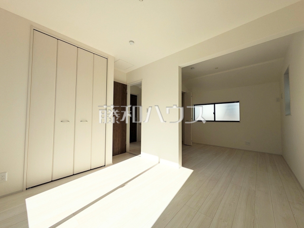 ≪1号棟　居室≫2ドア1ルームのお部屋。お子様の成長に合わせ、小さいころは同じ部屋で、大きくなったら間仕切りすることも可能です。【府中市北山町２丁目】