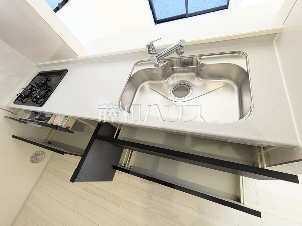 ≪1号棟　キッチン≫ 使いやすくスタイリッシュなシステムキッチンには、毎日お使いになる方の視点が存分に活かされています。 　【府中市北山町２丁目】