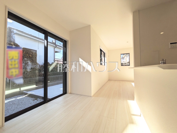 ≪1号棟　リビング≫南側に大きな窓を設け、昼間は電気をつけずに過ごせる、明るい空間となるよう設計いたしました。【府中市北山町２丁目】