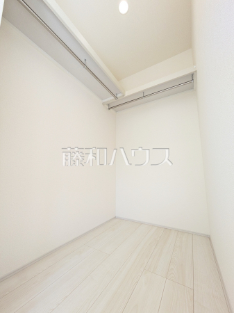 ≪1号棟　収納≫ウォークインクローゼットは、お洋服等がたくさん収納できて便利です。【府中市北山町２丁目】