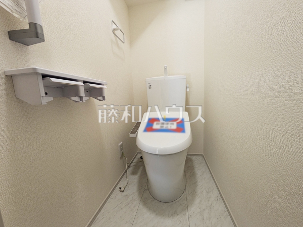 ≪1号棟　トイレ≫１、２階にウォシュレット付の省エネタイプのお手洗いが完備されております♪　【府中市北山町２丁目】