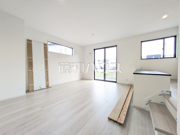 8号棟　リビング　【志木市柏町５丁目】