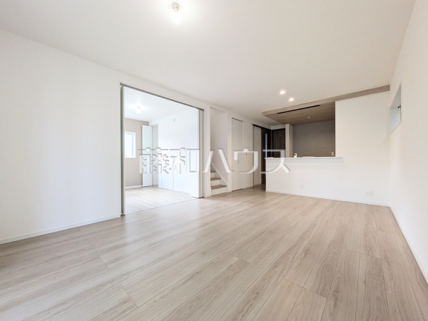 18号棟　リビング　【志木市柏町５丁目】