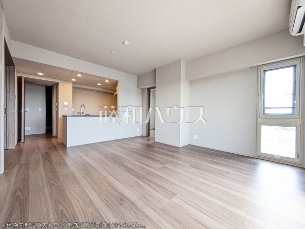 ≪リビング≫ 採光溢れるリビングで、家族団らんのひと時をお過ごし下さい。 　【アトラスシティ千歳烏山グランスイート　風ノ棟】