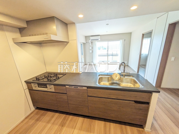 ≪キッチン≫ご家族の様子がわかり、会話も楽しめる対面式システムキッチン♪　 　【アトラスシティ千歳烏山グランスイート　風ノ棟】