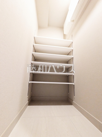 ≪シューズインクローク≫大容量のシューズインクロークで玄関もスッキリ　　【アトラスシティ千歳烏山グランスイート　風ノ棟】
