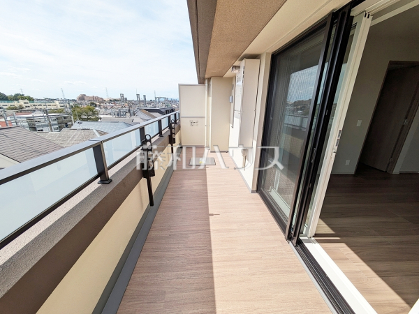 ≪バルコニー≫南向きのバルコニーは日差しもたっぷり注ぎ、お洗濯物もよく乾きます。　 【アトラスシティ千歳烏山グランスイート　風ノ棟】
