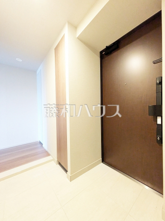 ≪玄関≫広々とした玄関ホールで、お客様のお出迎えも楽しみですね。　　【アトラスシティ千歳烏山グランスイート　風ノ棟】
