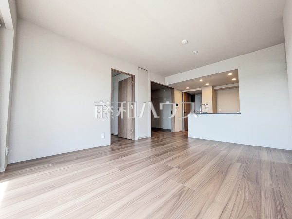 ≪リビング≫家族の存在を近くに感じ、心安らぐこの空間はいつも心地よく、気が付けば楽しい一日が終わろうとしている、そんな憩いのリビングです。【アトラスシティ千歳烏山グランスイート　風ノ棟】