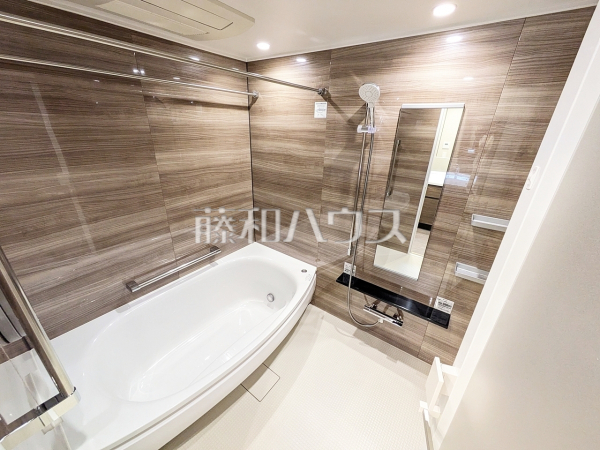 ≪浴室≫足を伸ばして入れるバスタブで、ゆっくり一日の疲れを癒して下さい。　　【アトラスシティ千歳烏山グランスイート　風ノ棟】
