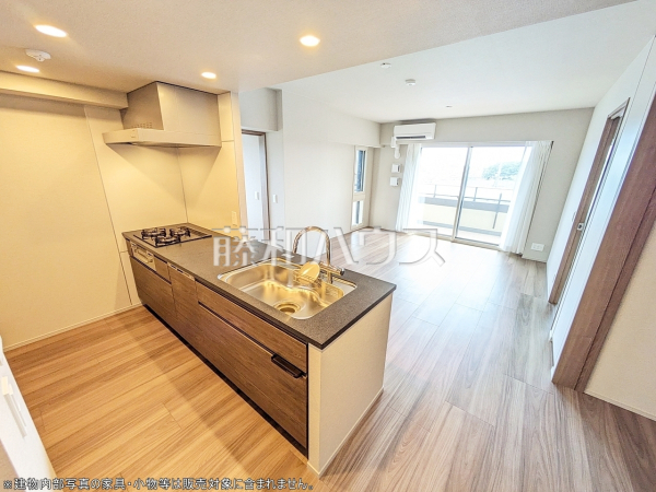 ≪キッチン≫ご家族の様子がわかり、会話も楽しめる対面式システムキッチン♪　 　【アトラスシティ千歳烏山グランスイート　風ノ棟】